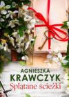 okładka książki, kwiaty i prezent zapakowany z kluczem, poniżej napis: Agnieszka Krawczyk, Splątane ścieżki