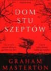 Okładka książki, stojące drzewo bez liści na wietrze, z każdego boku okładki gołe konary drzew, w połowie napis: Dom stu szeptów, Graham Masterton