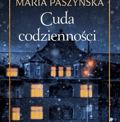 Okładka książki, kamienica, w niektórych oknach zaświecone światła, pada śnieg, u góry napis: Maria Paszyńska, Cuda codzienności