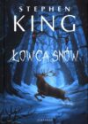 Okładka książki, przez zaśnieżoną drogę w lesie przebiega jeleń, od góry napis: Stephen King, Łowca snów