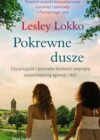 okładka książki, dwie dziewczyny stojące na łące przy strumyku i trzymające się za ręce, które patrzą na kościół i przylegające domy, od góry napis: Powieść autorki bestsellerowej Gorzkiej czekolady i pamiętnego lata, Lesley Lokko, Pokrewne dusze, Czy przyjaźń i potrzeba bliskości zwyciężą wszechobecną agresję i zło?