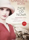 okładka książki, młoda kobieta w kapeluszu, w tle widok z góry na Sopot, plaże, morze i ulice, od góry napis: Charlotte Roth, Życie od nowa, Przedwojenny Sopot. Porywająca, autentyczna historia trudnej miłości