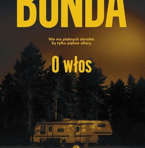 Okładka książki, noc, przy lesie przyczepa campingowa, od góry napis: Katarzyna Bonda, O włos